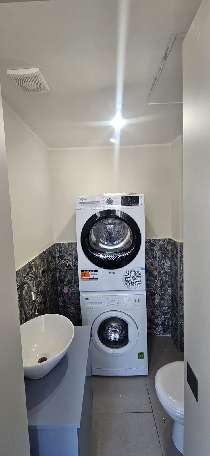 Bagno con zona lavanderia